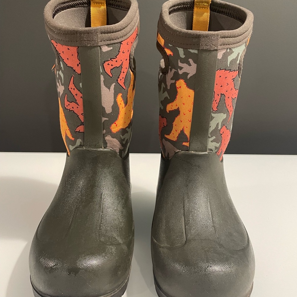 Gently used Bogs Neo Classic winter boots. Great to pull on and keep warm.